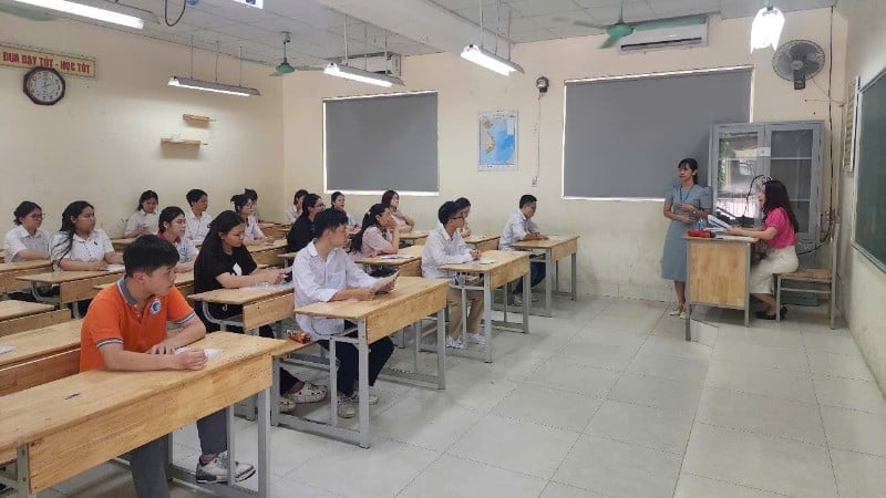 Candidats avant l'examen sur le site d'examen du lycée Linh Nam (quartier Vinh Hung, Hanoï). (Photo : Long Thanh)