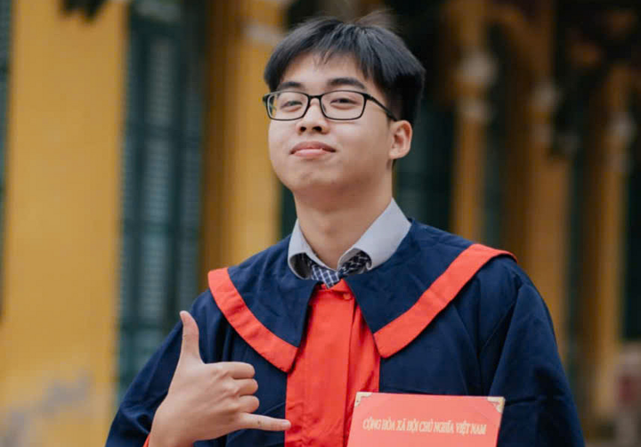 Estudiante Nguyen Viet Hung, destacado alumno del bloque A01 y D01 en 2025.