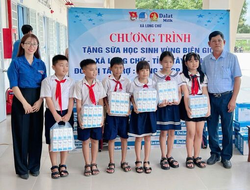 ឃុំឡុងជឺៈ ចែកអំណោយដល់សិស្សានុសិស្សនៅតំបន់ព្រំដែន