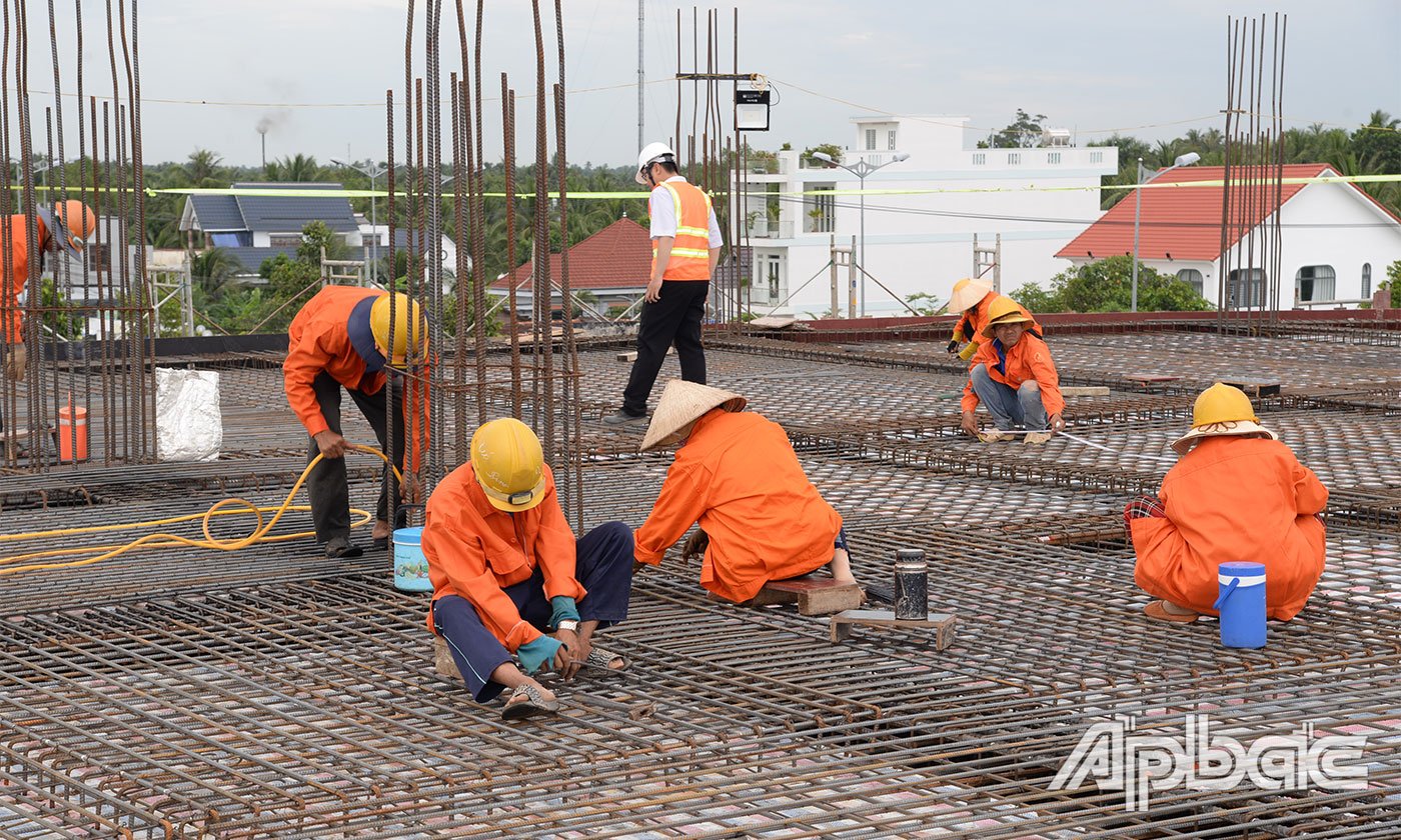 Trên công trường hiện có trên 200 kỹ sư, công nhân thi công.