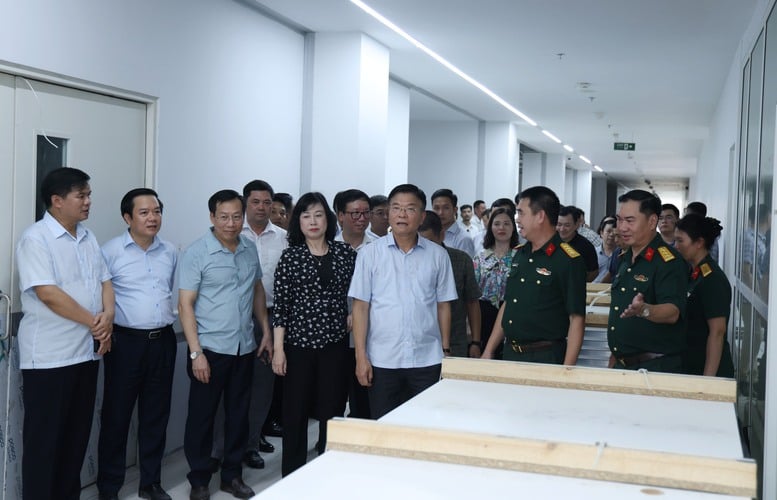 Phó Thủ tướng Lê Thành Long: Bộ Y tế báo cáo Thủ tướng việc xử lý các vướng mắc cho dự án cơ sở 2 Bệnh viện Bạch Mai và Việt Đức trước 20/7- Ảnh 4.