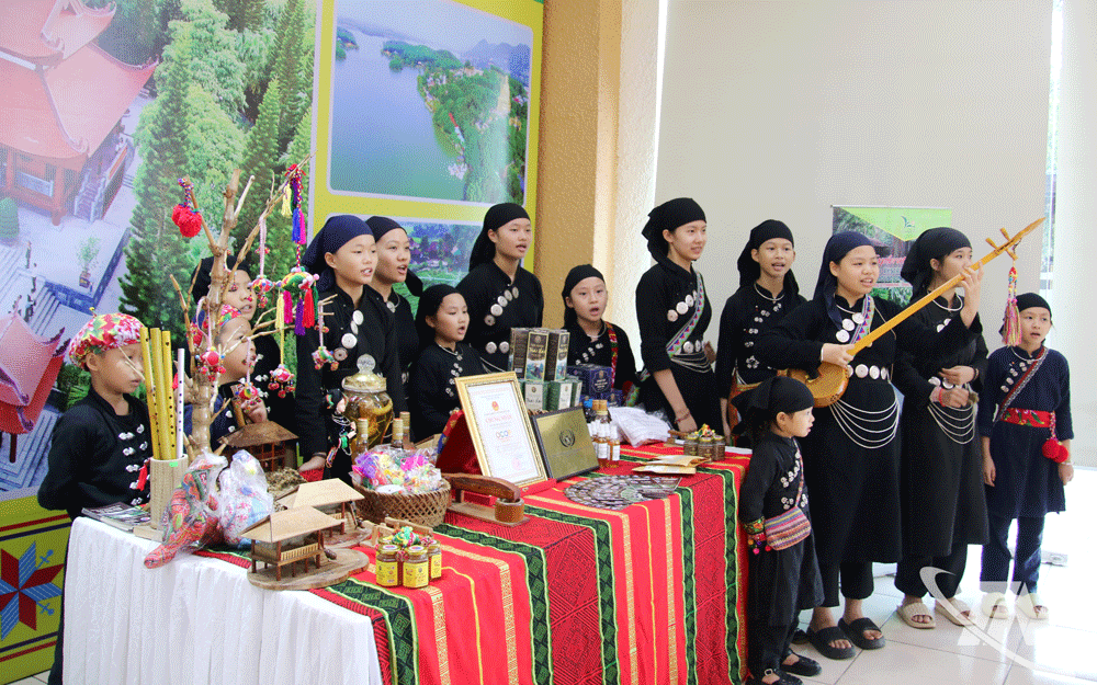 Trải nghiệm văn hóa Tày do các nghệ nhân bản làng Thái Hải biểu diễn.