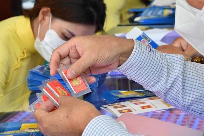 Giá vàng hôm nay, 16-7: Bị bán tháo trên thị trường thế giới- Ảnh 1.