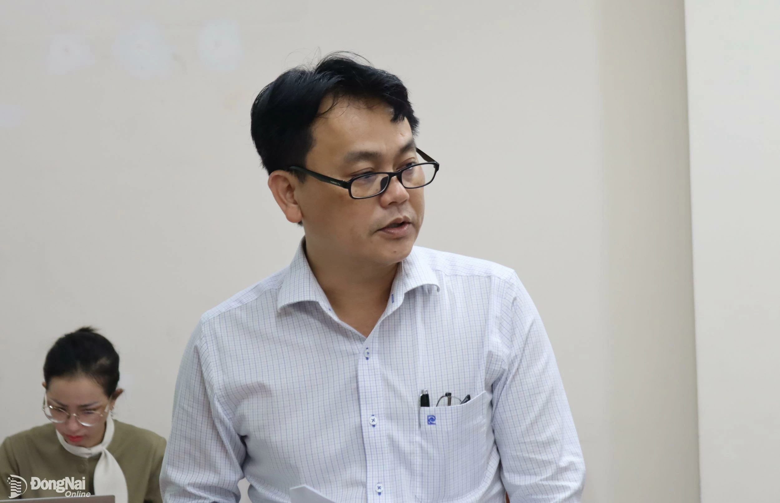 M. Pham Duc Hoang, vice-président du Comité populaire du quartier de Tran Bien, a informé le Comité populaire provincial de l'avancement du relogement des ménages dans le parc industriel de Bien Hoa 1. Photo : Hoang Loc