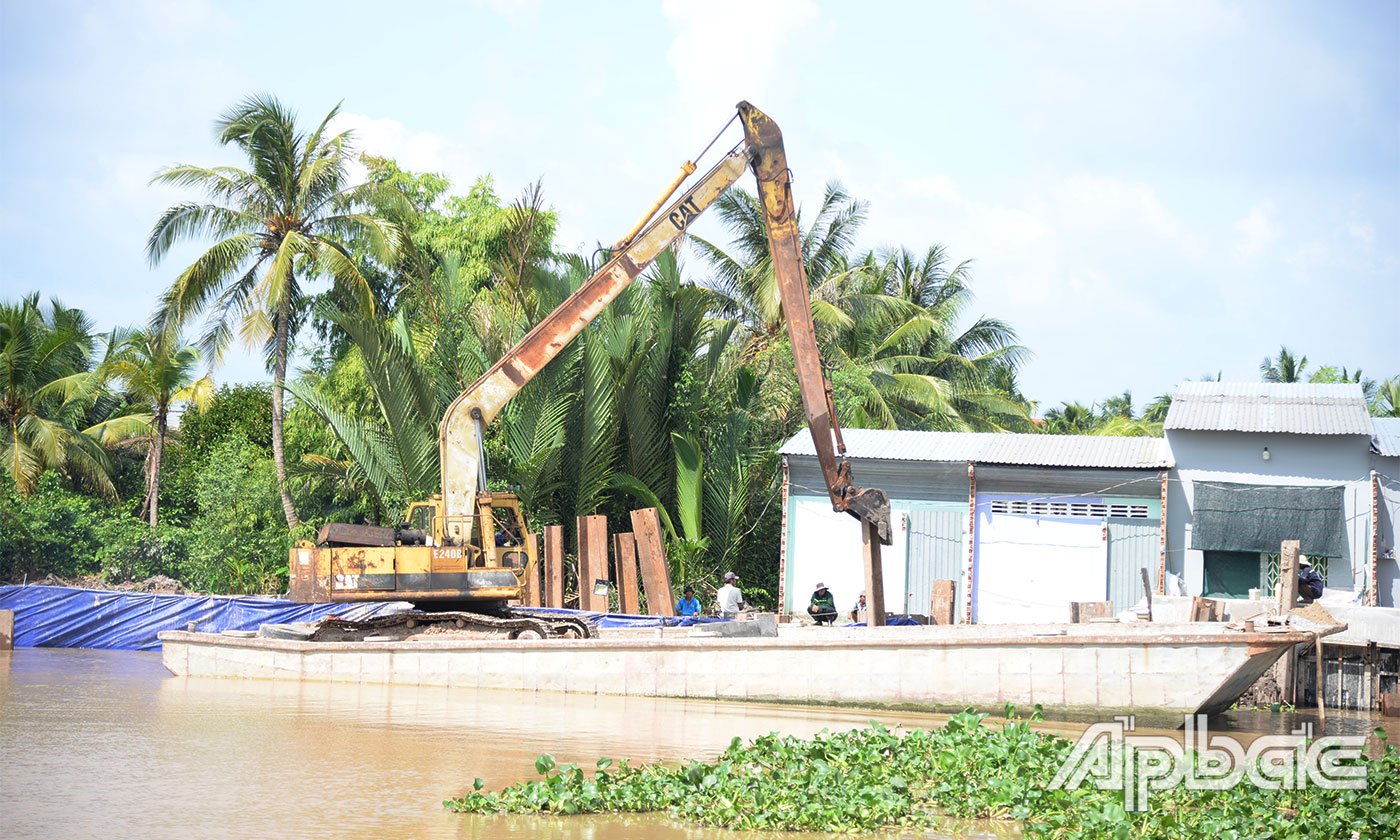 Các nhà thầu đang tăng tốc thi công tại các vị trí không vướng mặt bằng.