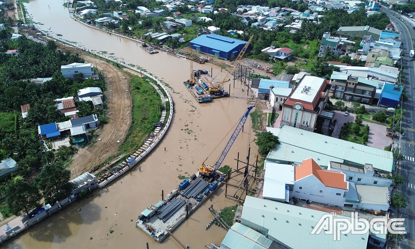 Các nhà thầu đang tập trung huy động nhân lực, thiết bị để đẩy nhanh tiến độ công trình.