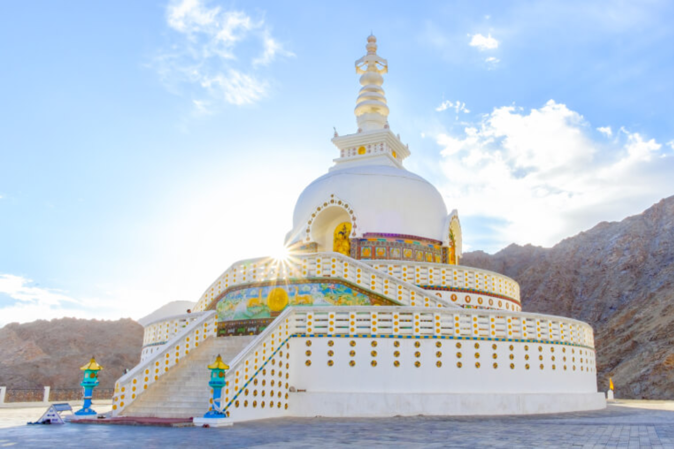 Du lịch tòa tháp trắng Shanti Stupa: Khám phá biểu tượng hòa bình trên đỉnh Himalaya