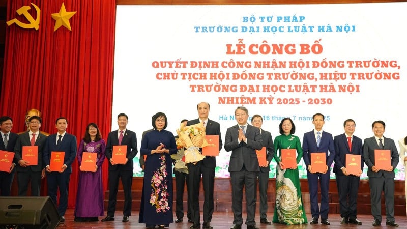 Le professeur associé, le Dr To Van Hoa, a reçu la décision de le reconnaître comme recteur de l'Université de droit de Hanoi.