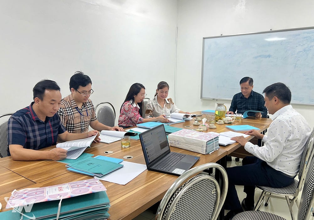 Đoàn công tác của Sở Tư pháp kiểm tra hoạt động tại một văn phòng công chứng.