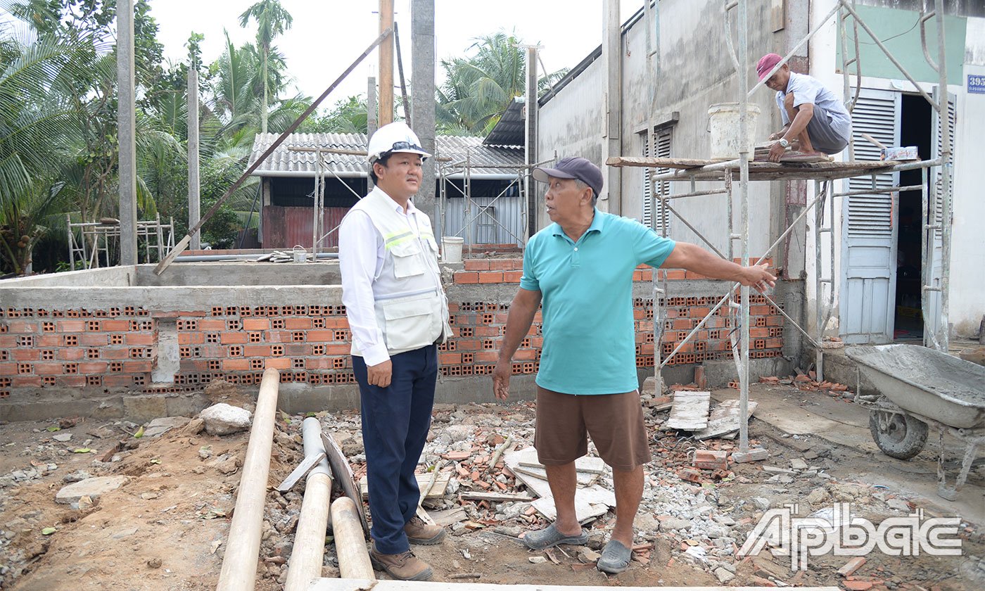 Ông Nguyễn Thanh Hùng, ấp 3B, phường Đạo Thạnh, tỉnh Đồng Tháp đồng thuận và sớm bàn giao mặt bằng cho đơn vị thi công. Đồng thời, mong muốn dự án sớm hoàn thành để việc đi lại của người dân được thuận tiện.
