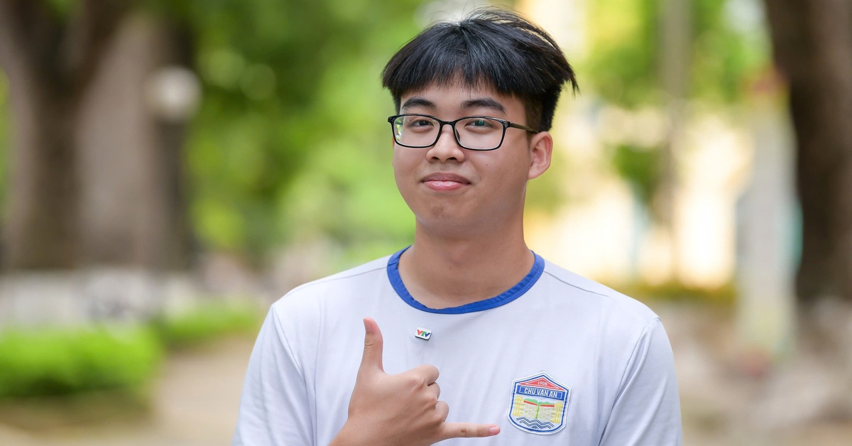 Thủ khoa 'kép' khối A01 và D01: Chọn ngành kỹ thuật nhưng yêu văn, làm thơ, viết rap