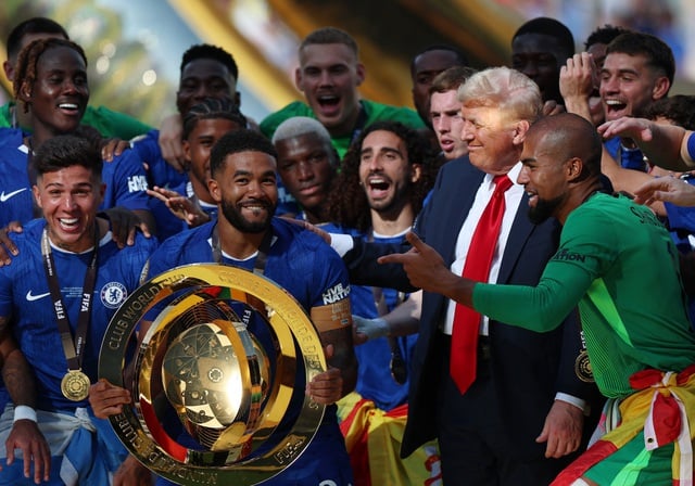‘Độc lạ’ Club World Cup: Tổng thống Trump giữ cúp xịn, đội vô địch Chelsea chỉ nhận bản sao- Ảnh 2.
