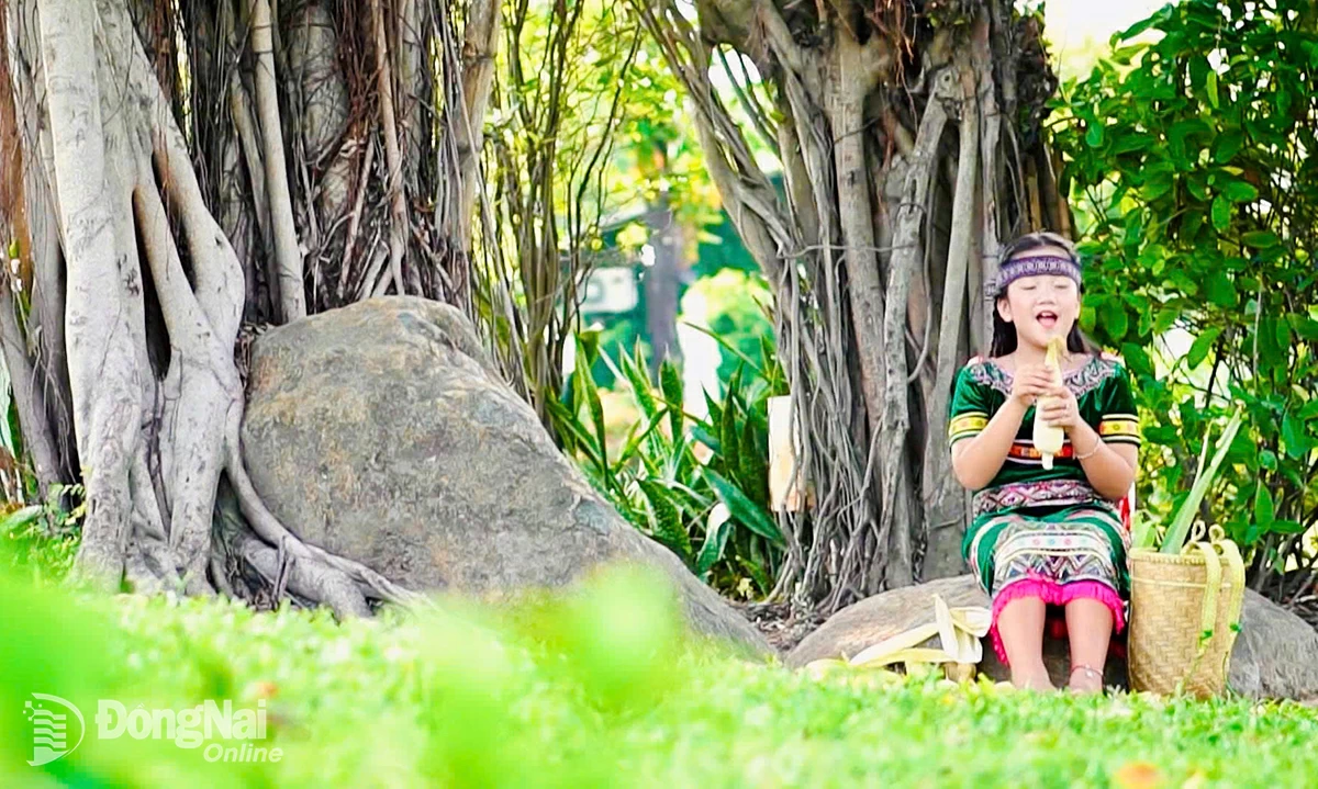 Hình ảnh ca sĩ Yến Nhi trong ca khúc “Hơ Ren lên rẫy”, sáng tác Nguyễn Cường.
