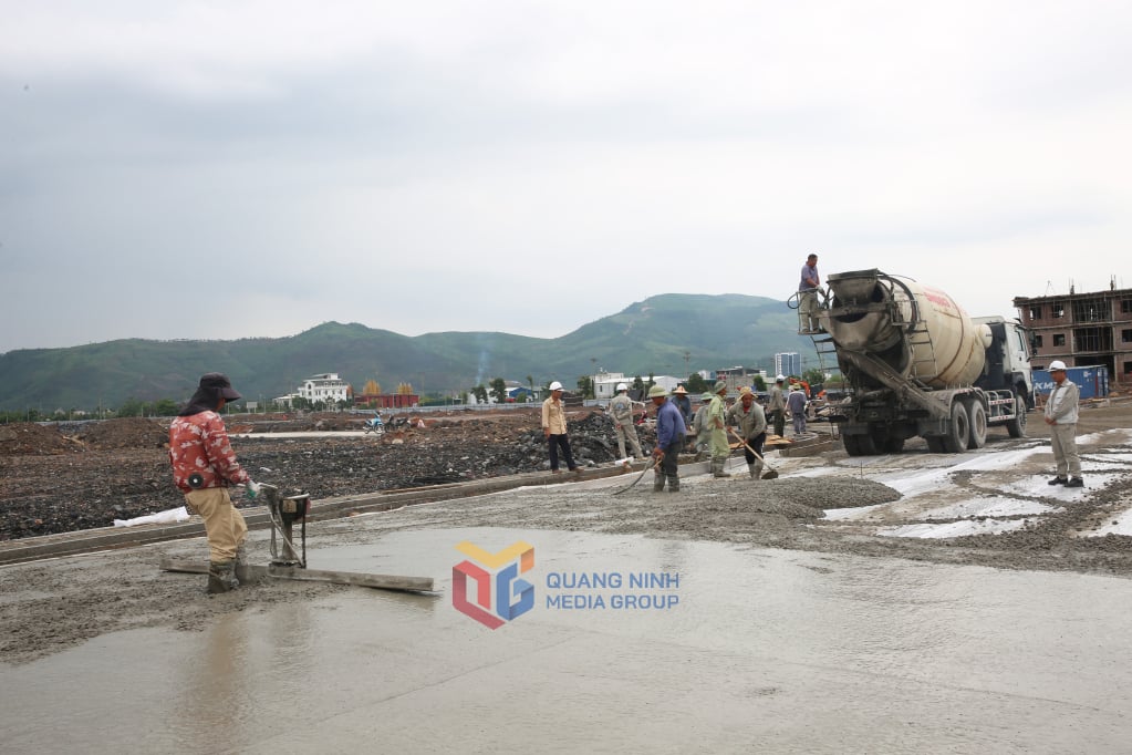 L'entrepreneur a mobilisé un maximum de ressources humaines et de machines pour accélérer la progression de la construction du projet du parc industriel de Dong Mai, s'efforçant de l'achever et de le livrer en septembre 2025.