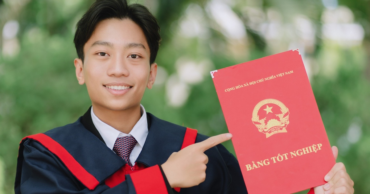សមិទ្ធិផល 'ខ្លាំង' របស់សិស្សប្រុស Lam Dong ដែលមាន 10 ពិន្ទុជាភាសាអង់គ្លេសសម្រាប់ការបញ្ចប់វិទ្យាល័យ