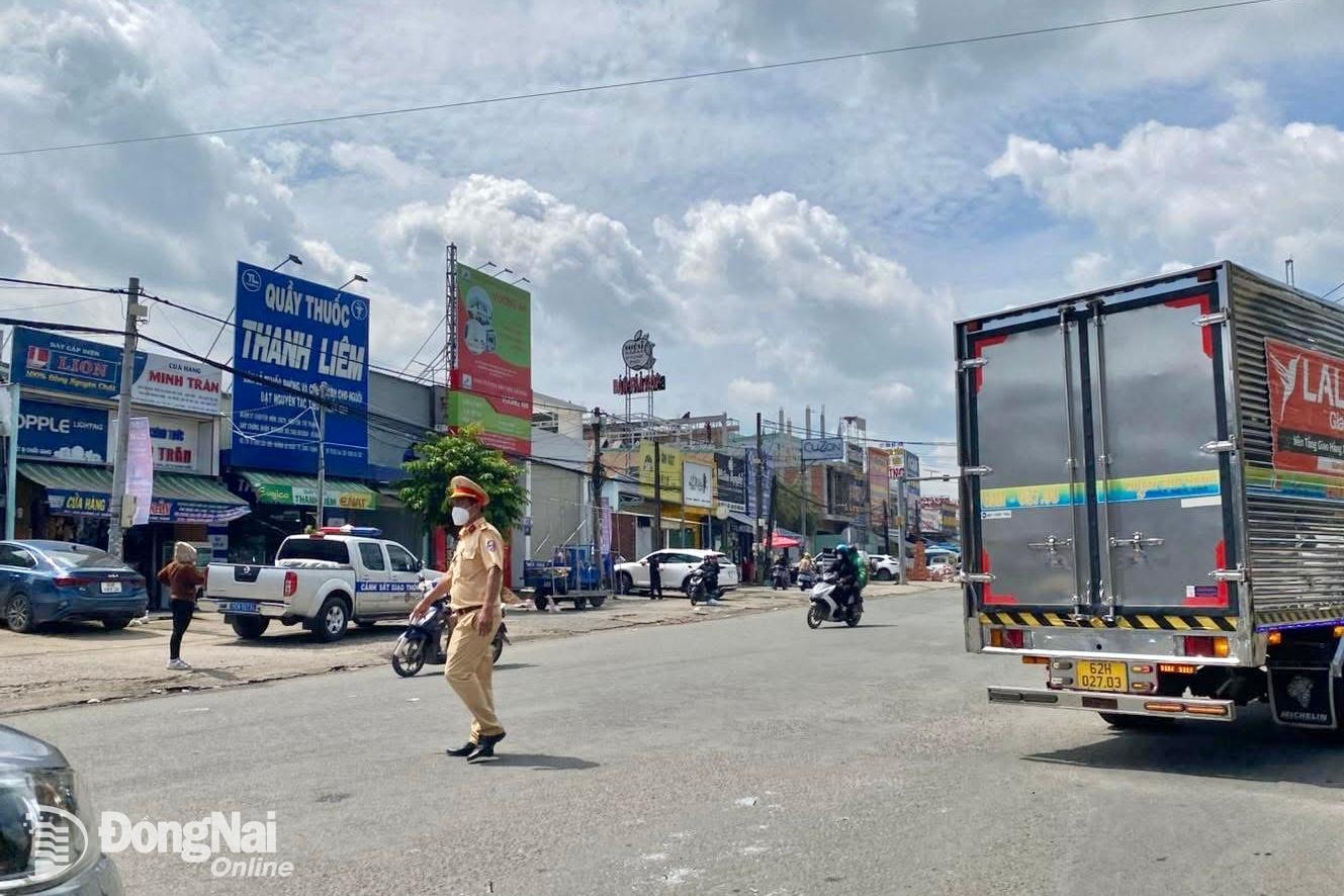 Trạm Cảnh sát giao thông Ngã ba Thái Lan điều tiết phương tiện tại khu vực ngã ba Cầu Xéo (xã Long Thành) để hạn chế ùn tắc giao thông khi dòng xe đổ về đường cao tố Thành phố Hồ Chí Minh - Long Thành - Dầu Giây. Ảnh: CTV