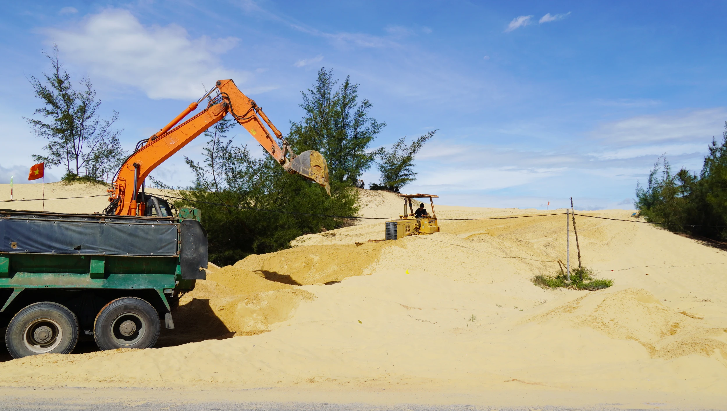 Việc dựng cọc tre, giăng dây tại đồi cát Quang Phú của Công ty TNHH Gosimco Managemet Capital: Có hay không tình trạng “ngăn sông, cấm chợ”?
