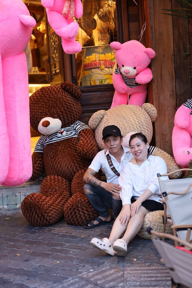 Gấu bông 'phủ hồng' quán cà phê gây bão mạng ở TP.HCM: Khách thích thú check-in - Ảnh 2.