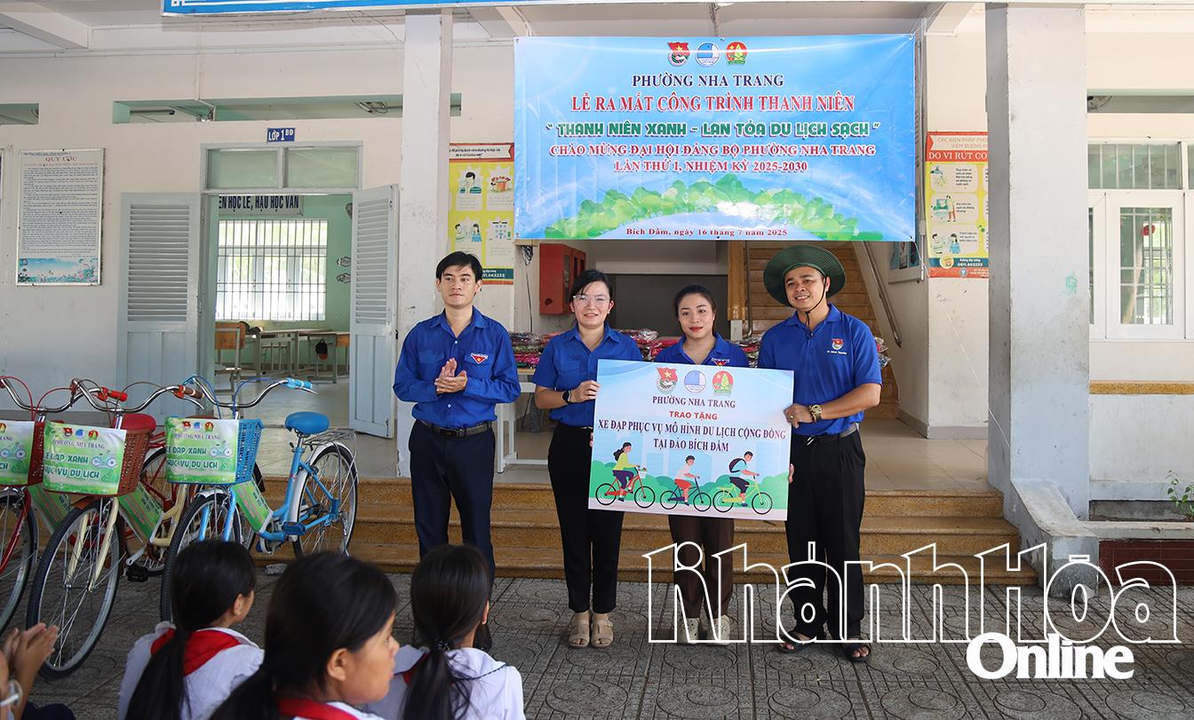 Đoàn phường Nha Trang trao tặng xe đạp cho Chi đoàn tổ dân phố Bích Đầm.
