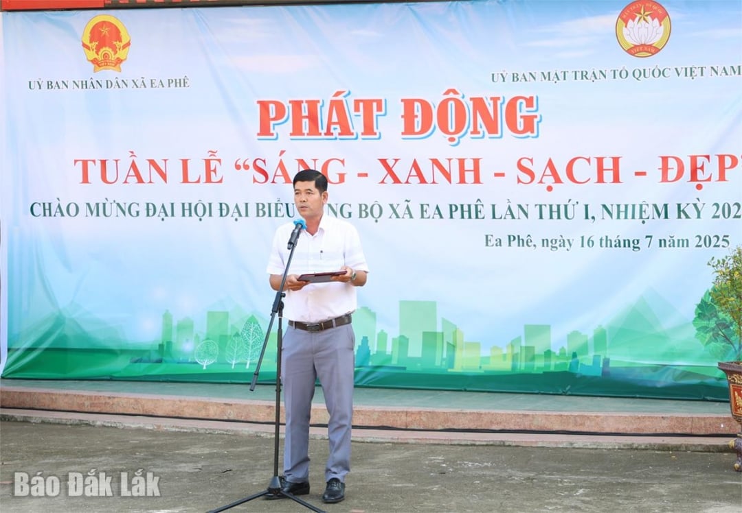 Chủ tịch Ủy ban MTTQ Việt Nam xã Ea Phê Nguyễn Phú Quyết phát động tuần lễ “Khu dân cư sáng - xanh - sạch - đẹp”.