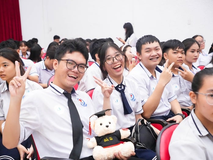 Một trường cao đẳng ở TP HCM có tỉ lệ tốt nghiệp THPT đạt 100%, 