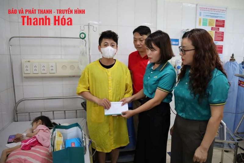 Offrir des cadeaux aux enfants de l'hôpital pour enfants de Thanh Hoa