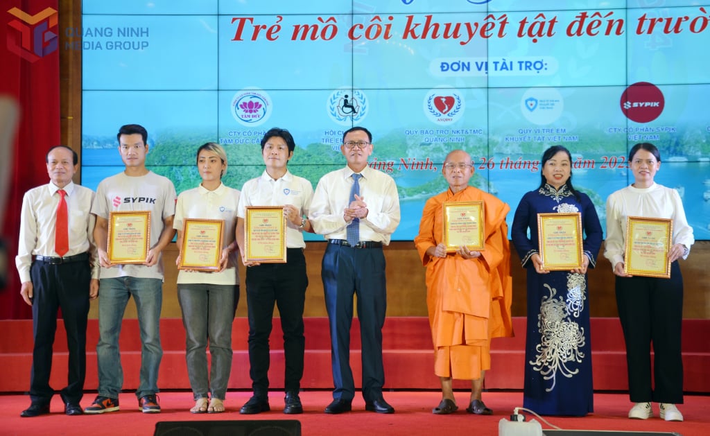 Lãnh đạo Hội Bảo trợ Người khuyết tật và Trẻ mồ côi tỉnh trao bảng ghi nhận tấm lòng nhân ái của các tổ chức, cá nhân trong hoạt động trợ giúp trẻ em khuyết tật, mồi côi trên địa bàn tỉnh năm 2025.