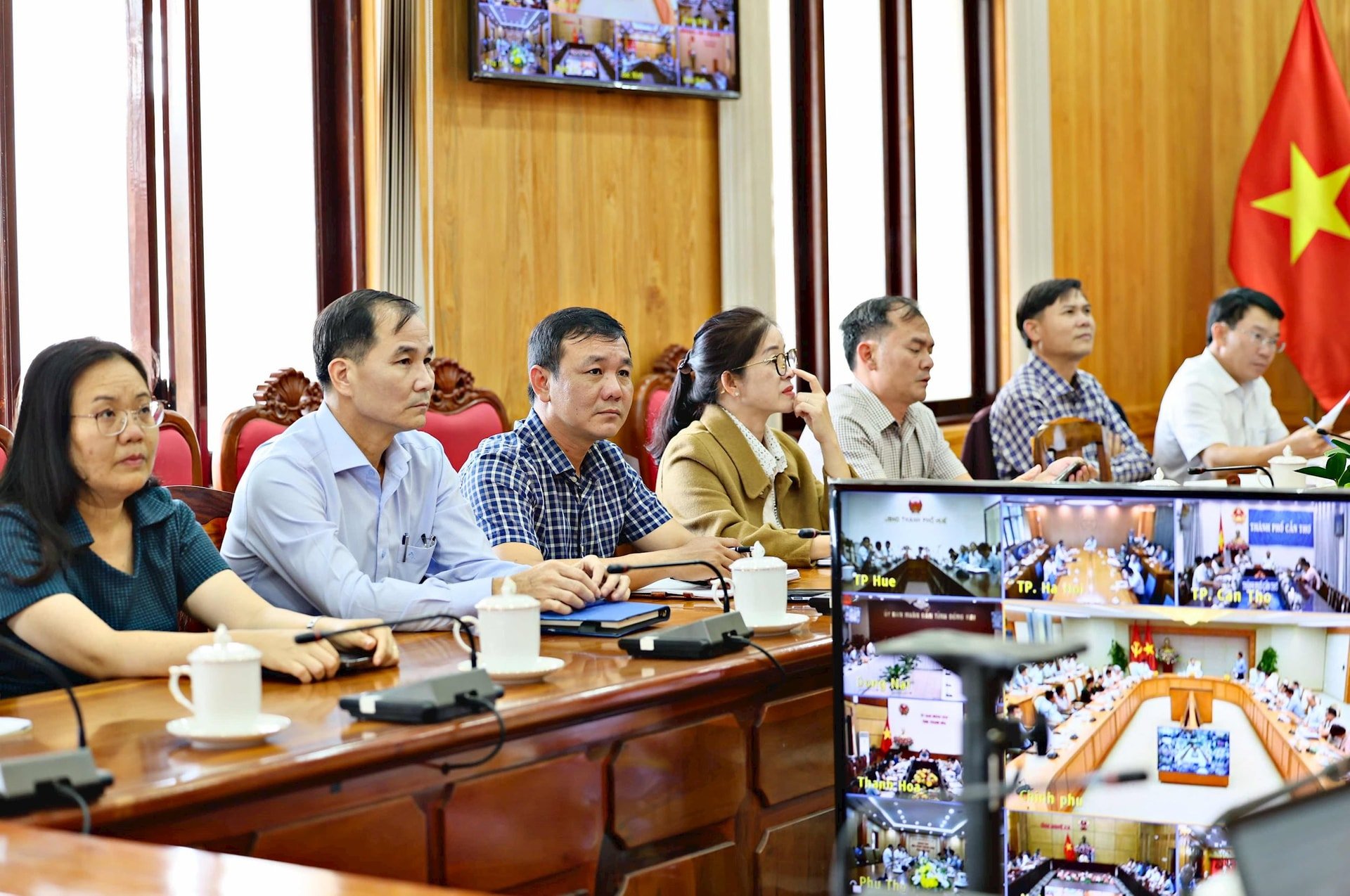 Lãnh đạo các sở, ngành tham dự Hội nghị trực tuyến tại điểm cầu Lâm Đồng chiều ngày 16/7