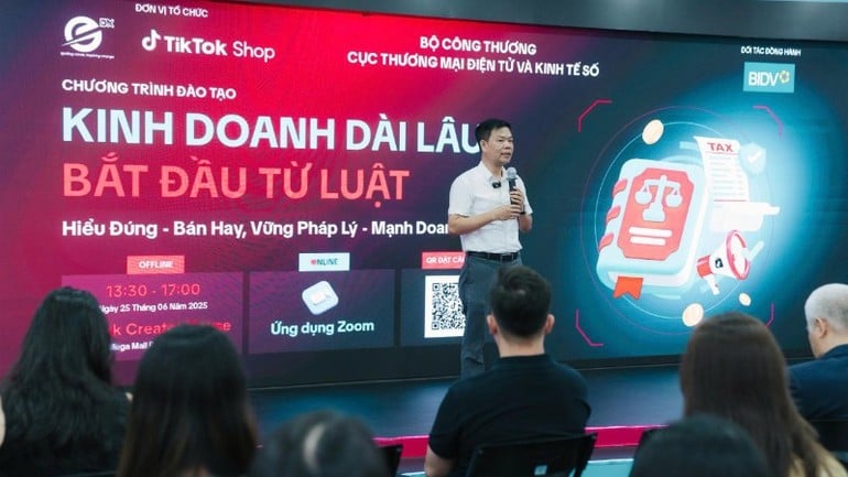 Ông Nguyễn Hữu Tuấn, Giám đốc Trung tâm Phát triển Thương mại điện tử và Công nghệ số (eComDX), Cục Thương mại điện tử và Kinh tế số (Bộ Công thương) tại chương trình đào tạo với chủ đề “Kinh doanh dài lâu - Bắt đầu từ luật”. (Ảnh: BCT)