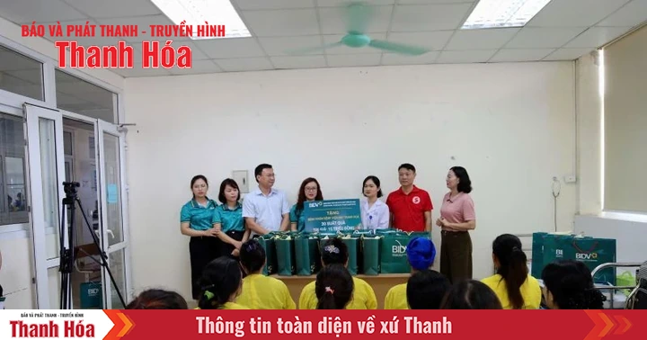 Trao quà cho trẻ em tại Bệnh viện Nhi Thanh Hóa