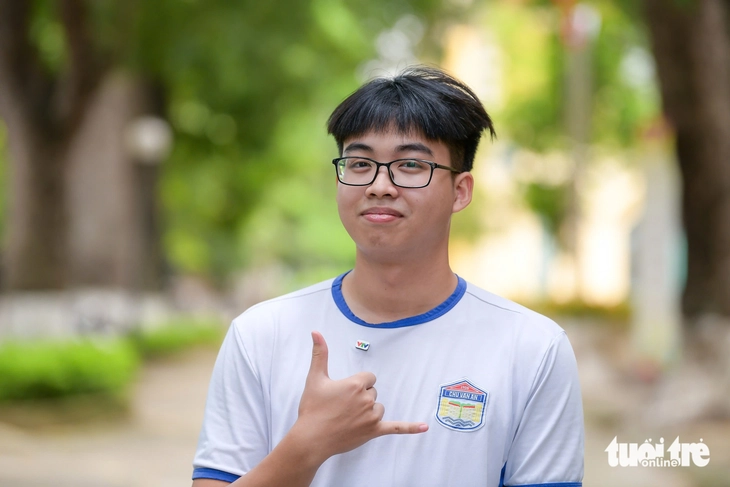 Thủ khoa 'kép' khối A01 và D01: Chọn ngành kỹ thuật nhưng yêu văn, làm thơ, viết rap - Ảnh 1.