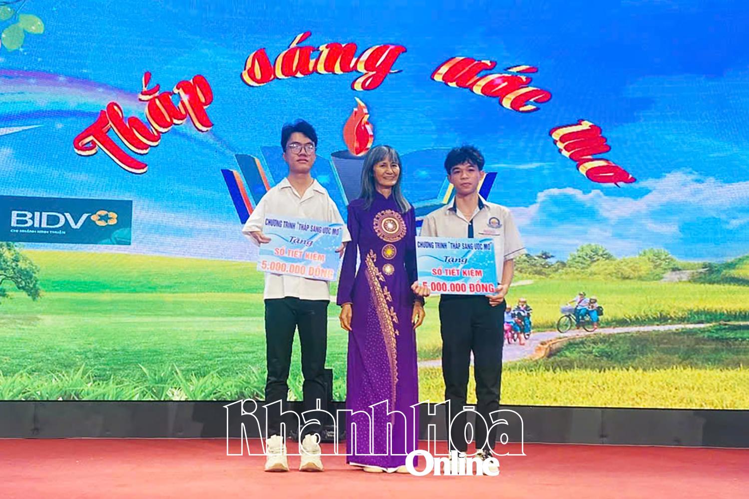 Diep Minh Tien (links) erhielt im Juli 2025 beim Light Up Dreams-Programm ein Sparbuchsymbol im Wert von 5 Millionen VND.