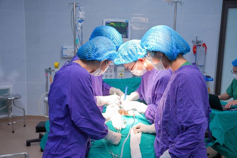 Y bác sĩ Khoa Ngoại tổng hợp - Bệnh viện Hùng Vương Gia Lai phẩu thuật cho bệnh nhân. 