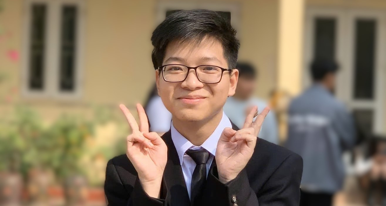 하노이 남학생이 2025년 A동 졸업생 대표로 10점 만점에 3번이나 합격했습니다.