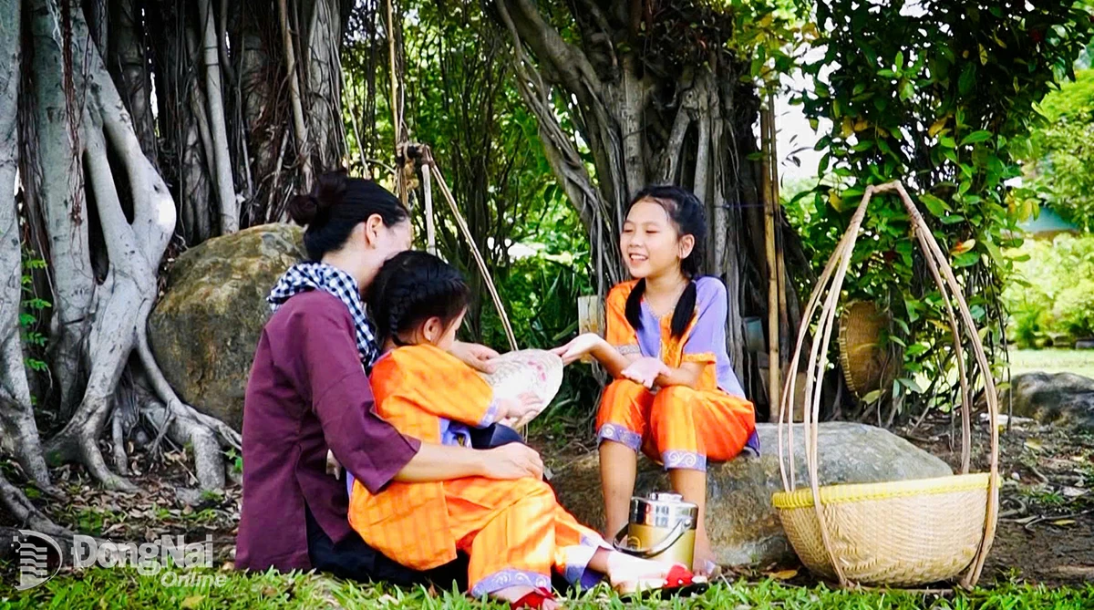 Hình ảnh ca sĩ Thục Quyên cùng mẹ và em gái trong ca khúc “Đưa cơm cho mẹ đi cày”, sáng tác Hàn Ngọc Bích.
