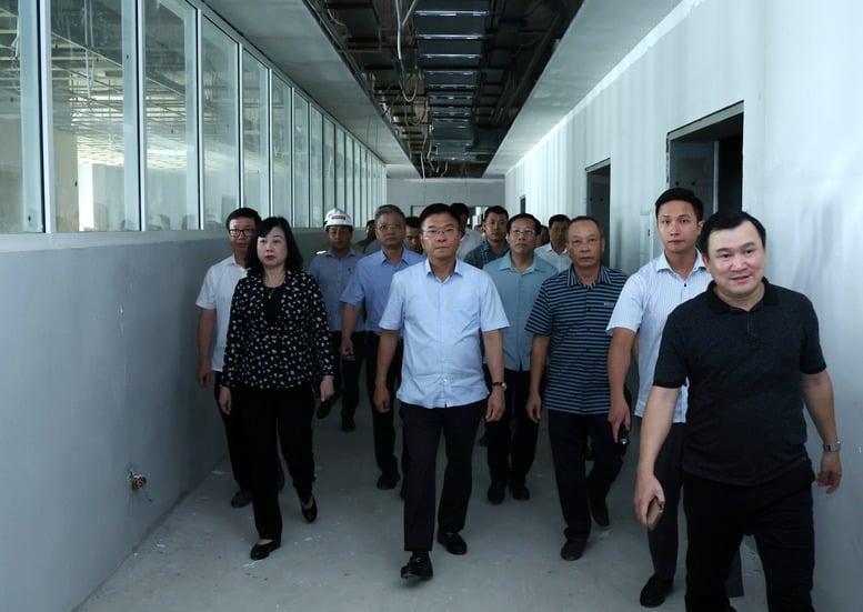 Phó Thủ tướng Lê Thành Long: Bộ Y tế báo cáo Thủ tướng việc xử lý các vướng mắc cho dự án cơ sở 2 Bệnh viện Bạch Mai và Việt Đức trước 20/7- Ảnh 2.