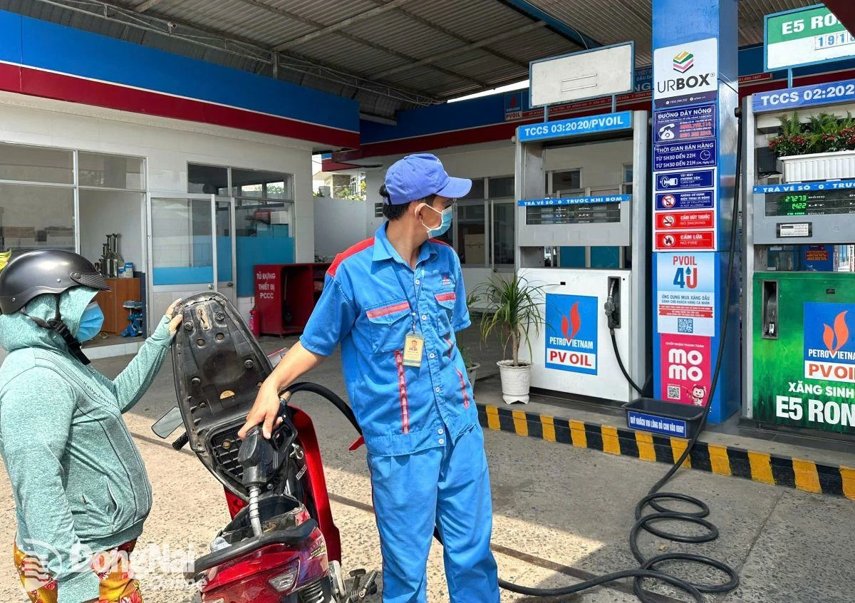 100% cửa hàng xăng dầu trên địa bàn tỉnh đều xuất HĐĐT tự động theo từng lần bán. Ảnh: Ngọc Liên