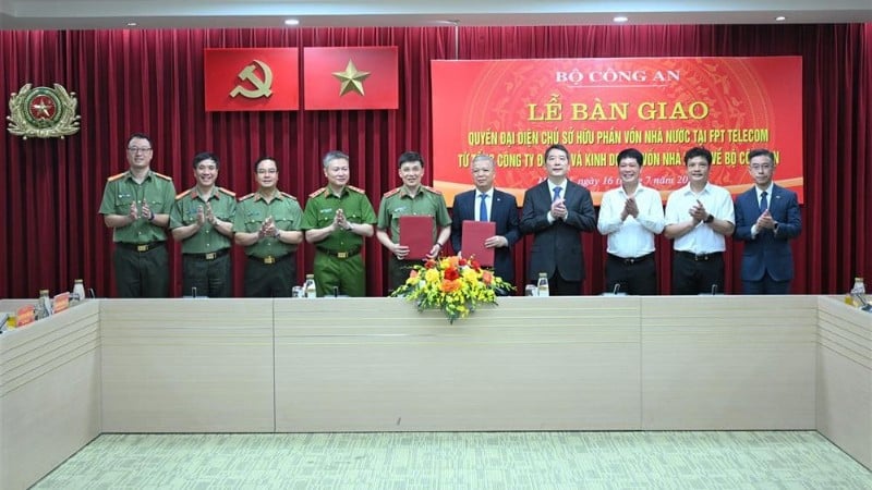 Đại diện Bộ Công an và SCIC ký kết biên bản bàn giao.