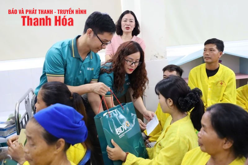 Offrir des cadeaux aux enfants de l'hôpital pour enfants de Thanh Hoa