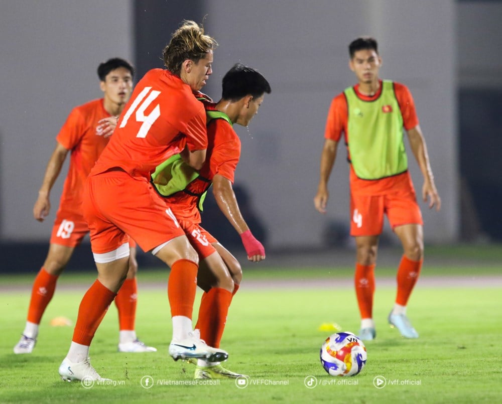 U23 Vietnam actively practices to prepare for the match with Laos - photo 2