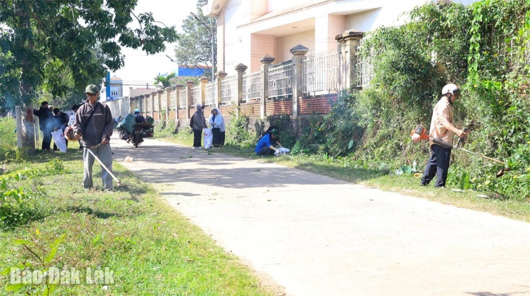 Người dân cùng lực lượng đoàn viên, thanh niên tham gia phát cỏ, dọn vệ sinh môi trường khu vực trung tâm xã.