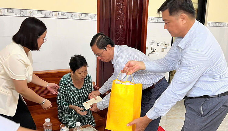 Die Gemeinde Phu Hoa besuchte und überreichte Geschenke von Vizepräsidentin Vo Thi Anh Xuan an Politikerfamilien
