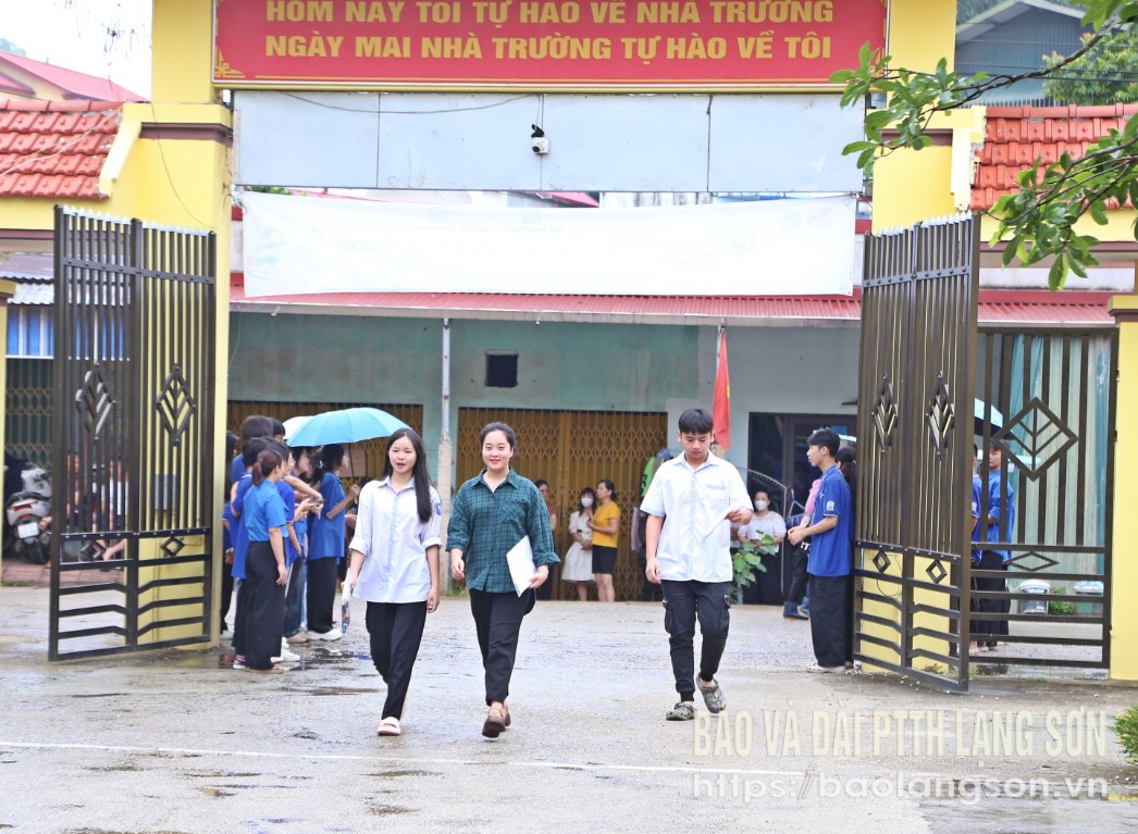 Các thí sinh đến dự thi tại điểm thi Trường THPT Cao Lộc