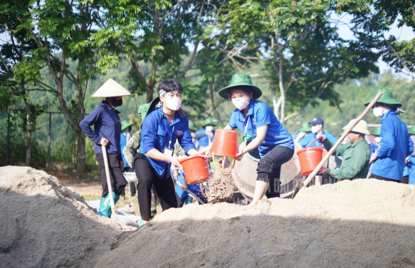 Tình nguyện viên cải tạo sân chơi Trường Mầm non Vân An (xã Chiến Thắng)