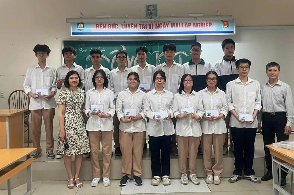 Thủ khoa 3 điểm 10 khối A00 của Hà Nội không dùng điện thoại  - 2