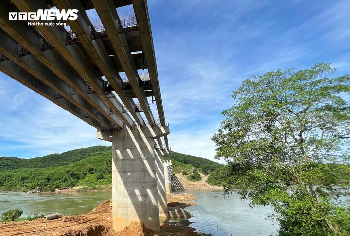 Thời gian tới, nhà thầu sẽ tiếp tục thực hiện việc hoàn thành trụ T4. Đối với đường dẫn, cơ bản có đủ mặt bằng để triển khai đắp đất thi công. Tuy nhiên, vẫn còn 2 hộ dân đang chờ bố trí tái định cư.