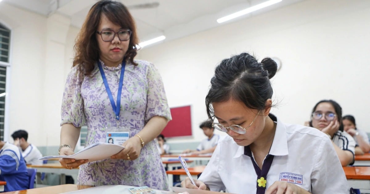 សិស្សកំពូលដាច់ខាតនៃប្លុក A00 ដែលមាន 3 ពិន្ទុល្អឥតខ្ចោះ 10 មកពីសាលាភូមិមួយក្នុងទីក្រុងហាណូយ។