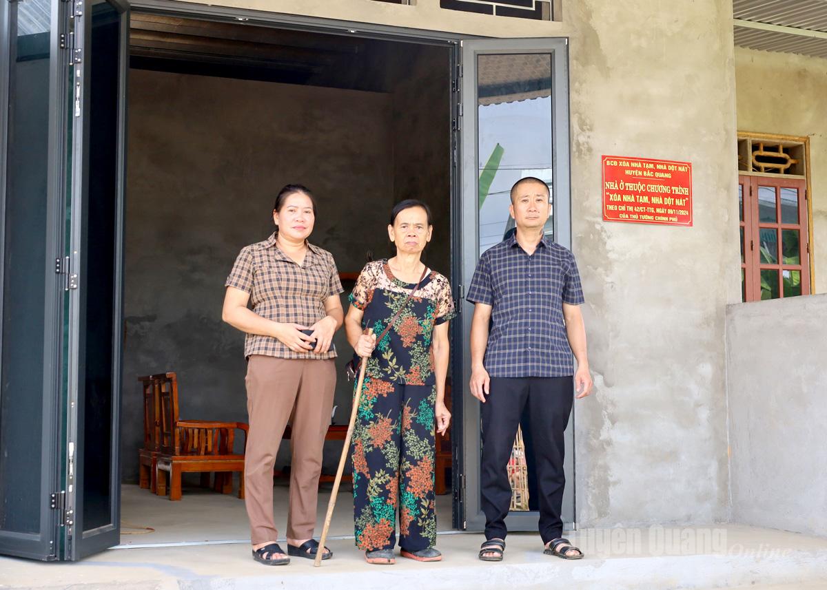 La familia de la Sra. Luong Thi Men (centro) de la aldea de Minh Tam, comuna de Bac Quang, recibió apoyo financiero para construir una casa nueva y espaciosa.