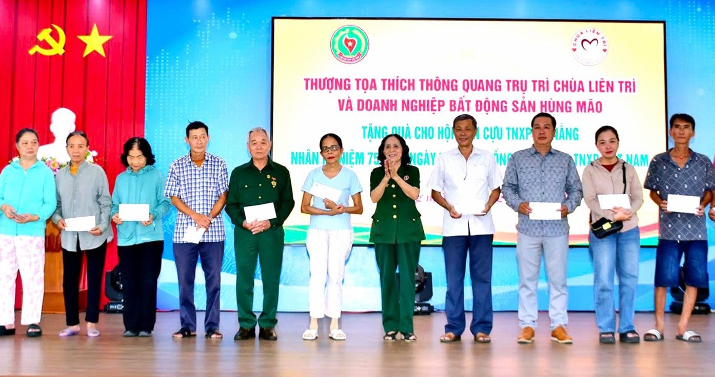 Ban Thường vụ Hội Cựu thanh niên xung phong thành phố Đà Nẵng trao 42 suất quà cho hội viên có hoàn cảnh khó khăn. Ảnh: N.Q