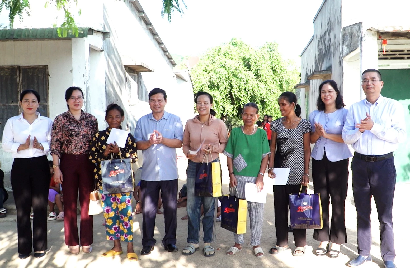 Lãnh đạo phường Bắc Cam Ranh trao quà cho các gia đình có hoàn cảnh khó khăn.